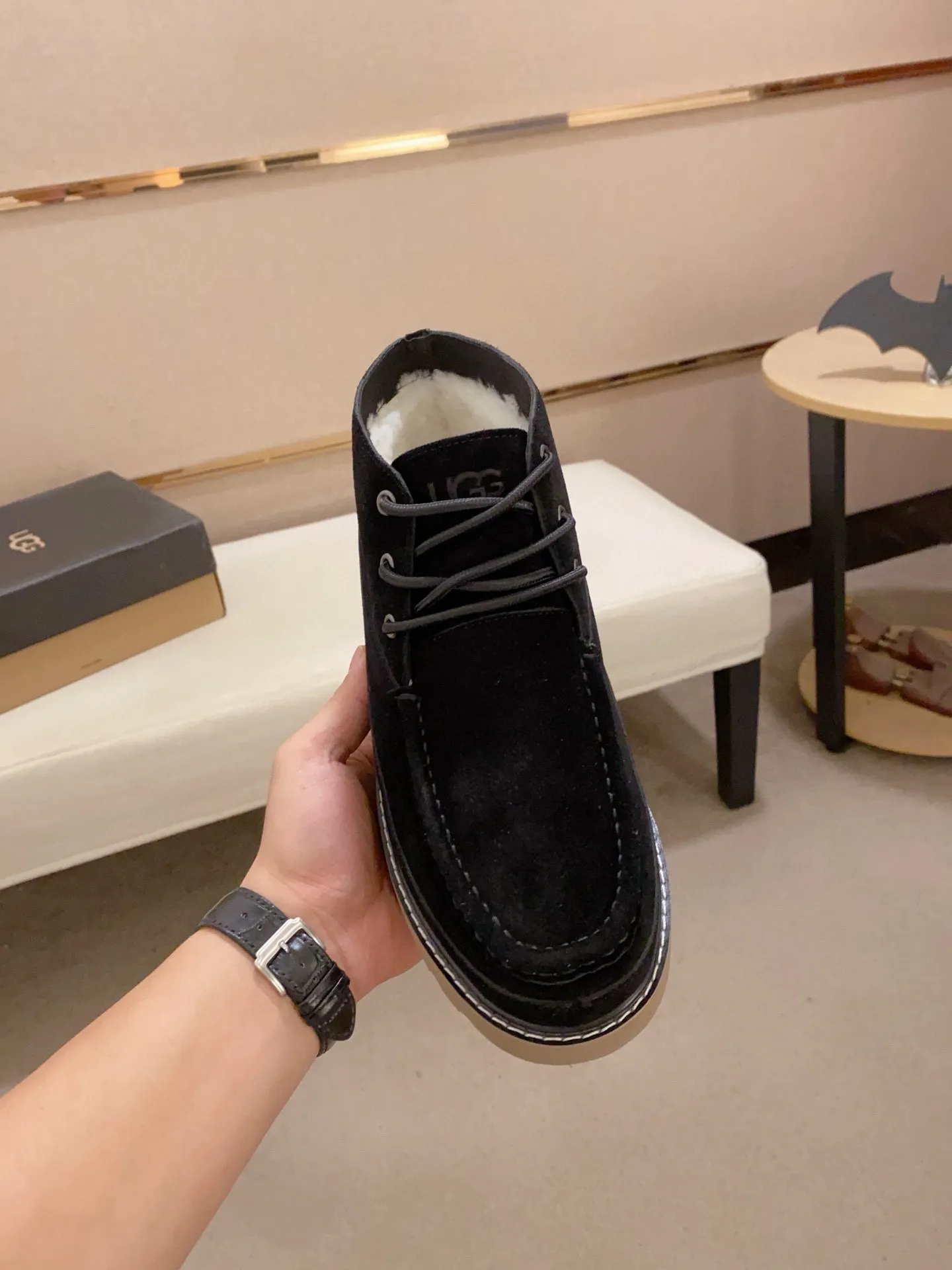 Men's shoes💰: 600💰(high-end goods) UGG❄️❄️Latest model 1:1⃣️quality, fabric: high-end quality first-layer cowhide imported from Europe. Lining: wool lining, sole: pure imported foam outsole. ❤️High-end goods, fine workmanship, trendy and fashionable. The fit is very classy. If you know the goods, you will not be able to refuse😍😍Number of codes: 38-44 (45 is custom-made and cannot be returned or exchanged)